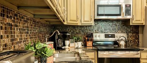 Großer Kühlschrank, Mikrowelle, Herdplatte, Geschirrspüler