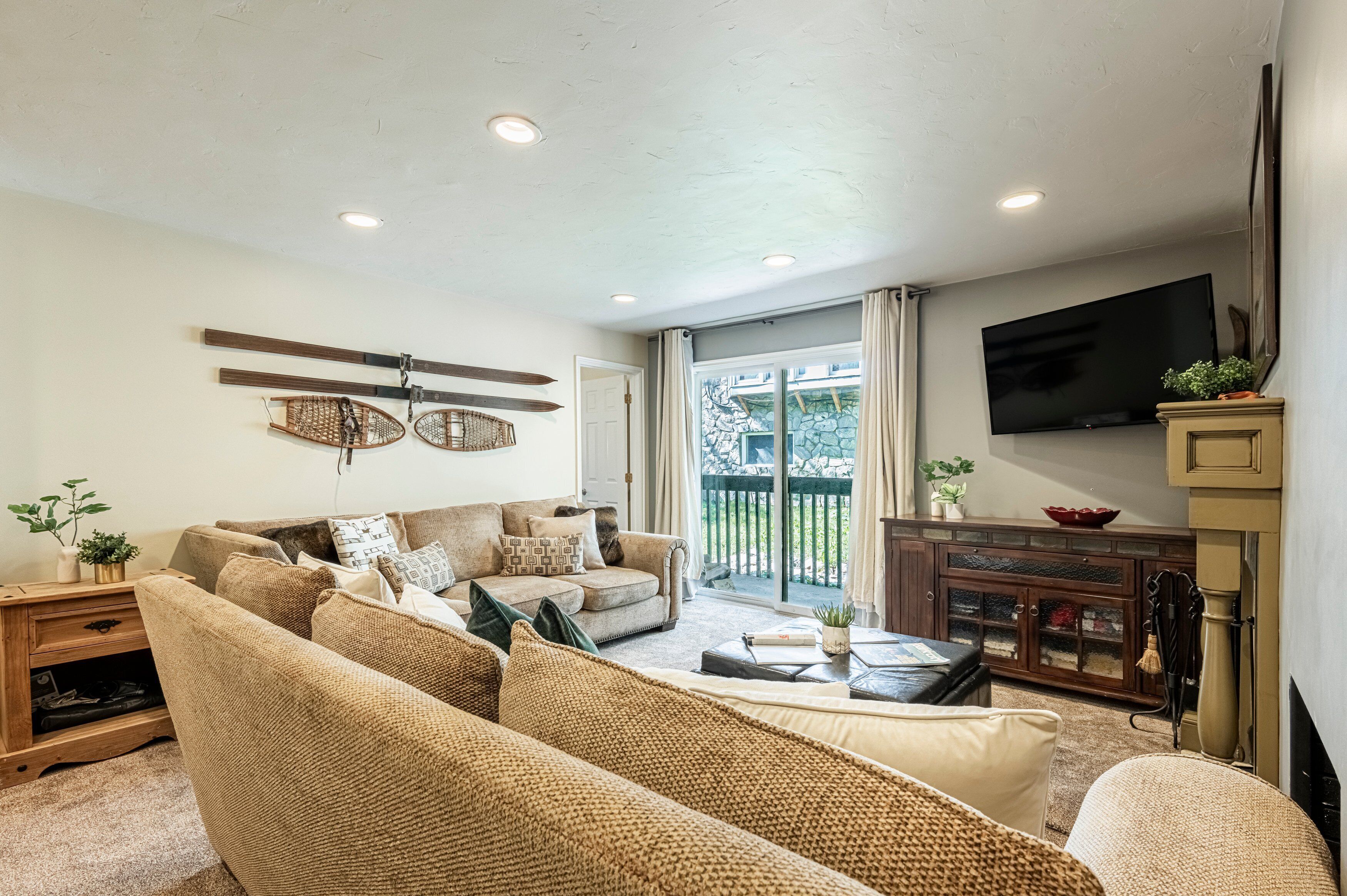 LED 電視、壁爐、遊戲機