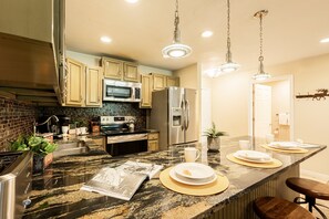 Täysikokoinen jääkaappi, mikroaaltouuni, liesi, astianpesukone