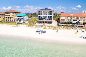 På stranden