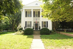 Exterior - Studio Home, Walk to Downtown Franklin, Pets, Big Yard & Operated by Locals (Franklin)