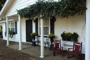 Terrace/patio - Studio Home, Walk to Downtown Franklin, Pets, Big Yard & Operated by Locals (Franklin)