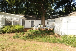 Outdoor dining - Studio Home, Walk to Downtown Franklin, Pets, Big Yard & Operated by Locals (Franklin)