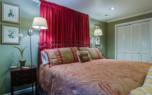 1 bedroom, iron/ironing board, free WiFi, bed sheets - Studio Home, Walk to Downtown Franklin, Pets, Big Yard & Operated by Locals (Franklin)