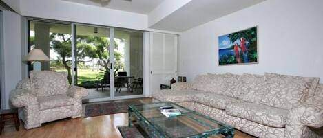 Fernseher, DVD-Player, Stereoanlage