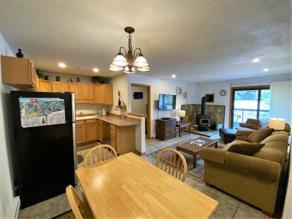 Charming Condo just a Short Walk to Slopes-Wood Stove, WiFi, Grill, Full Kitchen