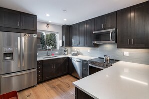 Een koelkast, een magnetron, een kookplaat, een vaatwasser