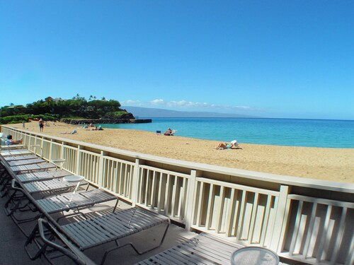 2 Bedroom 2 Bath 1600 sq ft at Kaanapali Beach, walk Whaler's Village