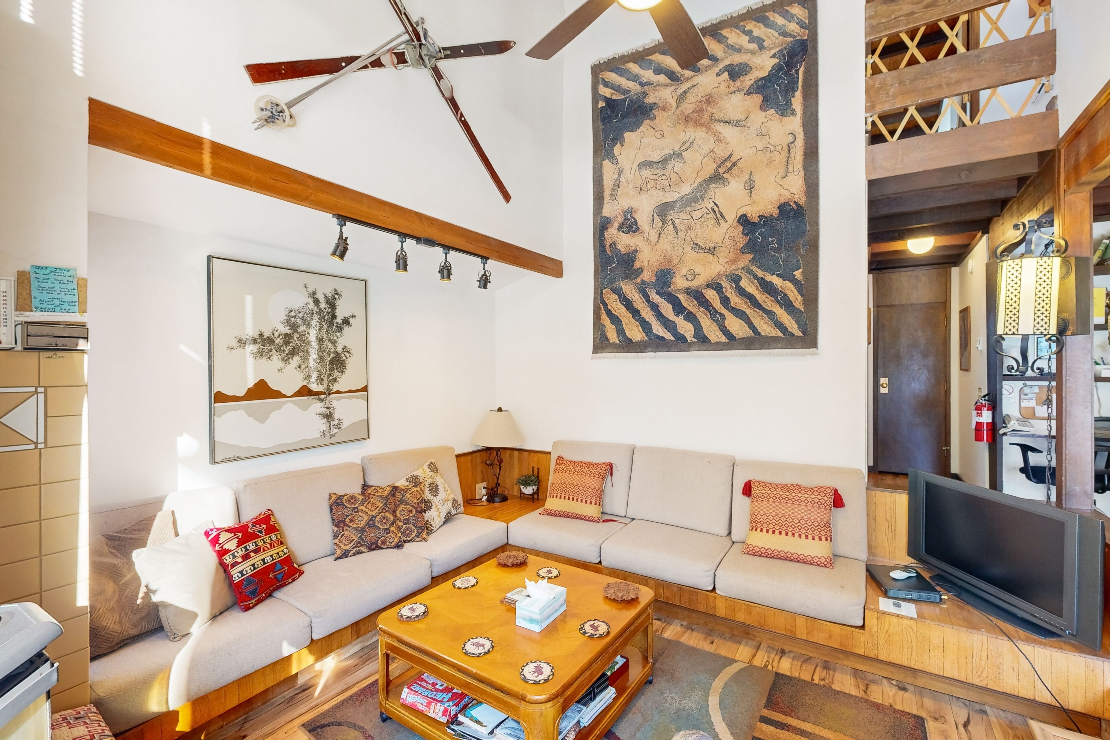 Fernseher, Kamin, DVD-Player