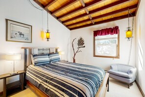 2 bedrooms, WiFi, bed sheets - Bright Olympic Valley condo with free WiFi, fireplace, and deck (Squaw Valley)