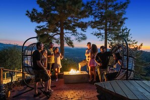 Property grounds - Dramatic Geodesic Dome with amazing views, AC, spa and walk to town cold tub (Idyllwild)