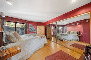 5 bedrooms, desk, WiFi, bed sheets