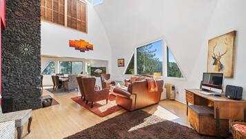 Fernseher, Kamin, Videospiele, DVD-Player