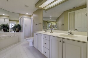Ensemble douche/baignoire, sèche-cheveux, serviettes fournies