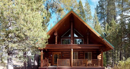 Cabane en rondins sur mesure avec immense terrasse et trĂšs bon emplacement Ă quelques pas du lac Huntington