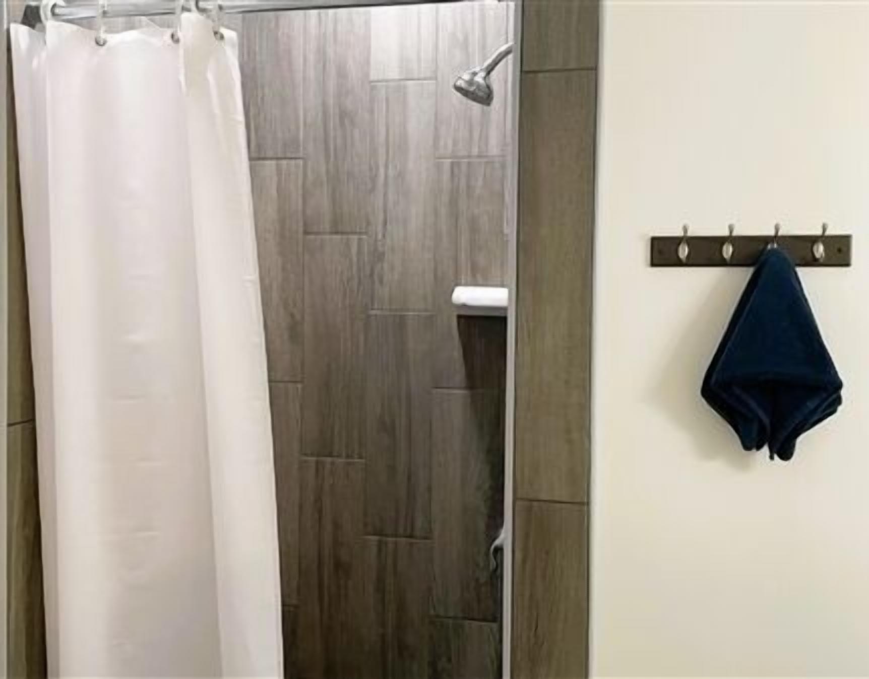 Combinació de dutxa i banyera i tovalloles 