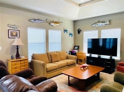 Beautiful Off Water Home. 4 Bedroom, 4 Bath. Walking Distance to Public Pier.
