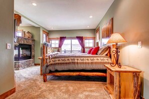 4 bedrooms, iron/ironing board, internet, bed sheets