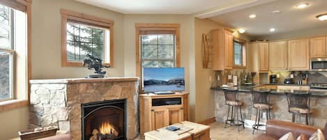 Fernseher, Kamin, DVD-Player, Tischfußball