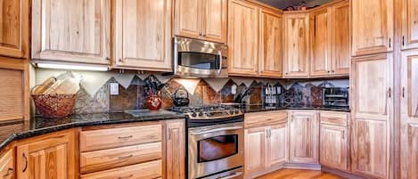 Geladeira, micro-ondas, cooktop, lava-louças
