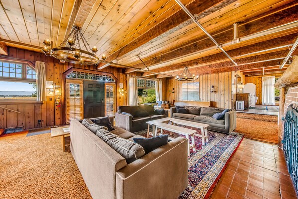 Télévision, cheminée, lecteur de DVD, livres