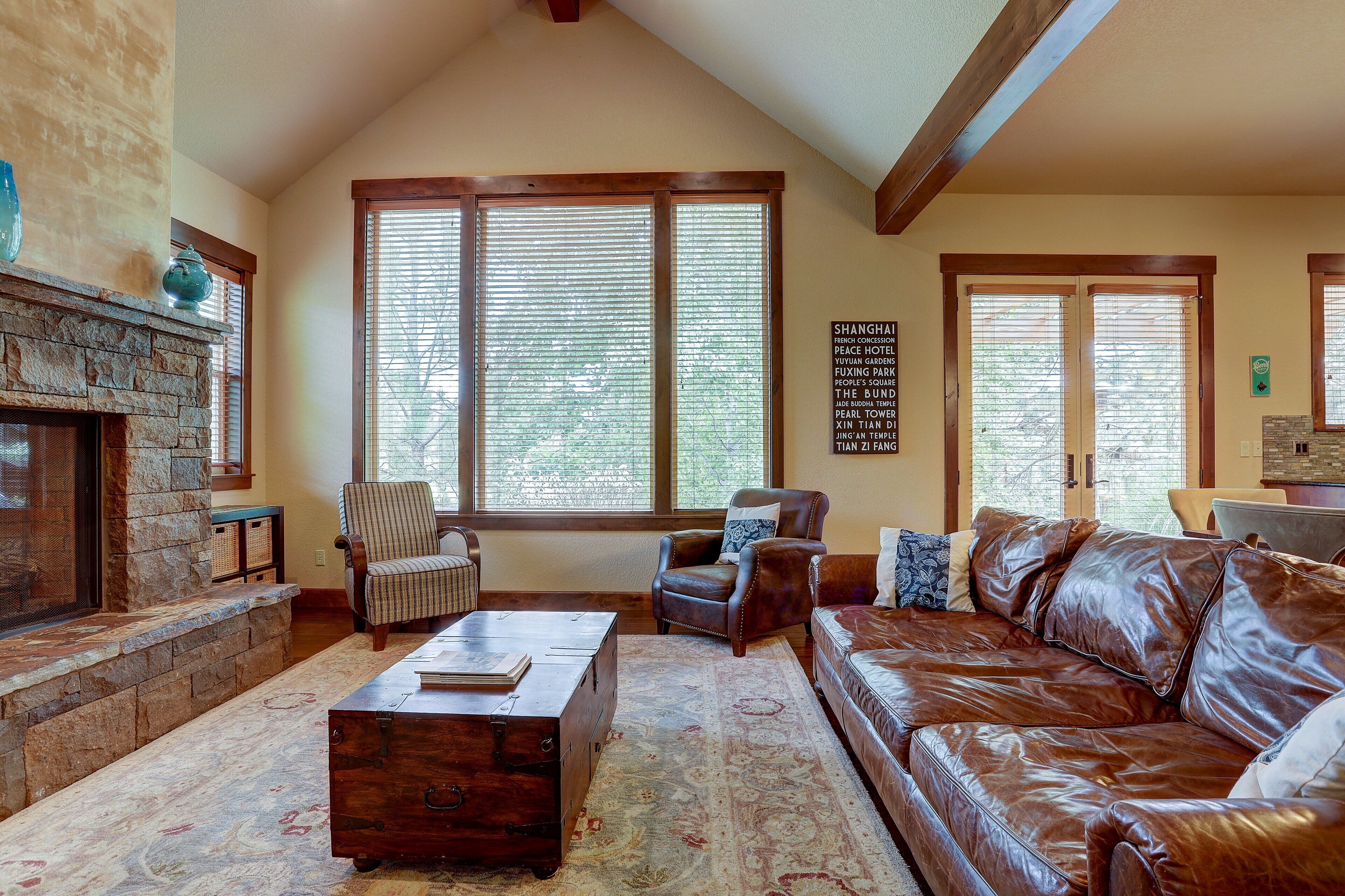 Flatskjerm-TV, peis, DVD-spiller og bøker