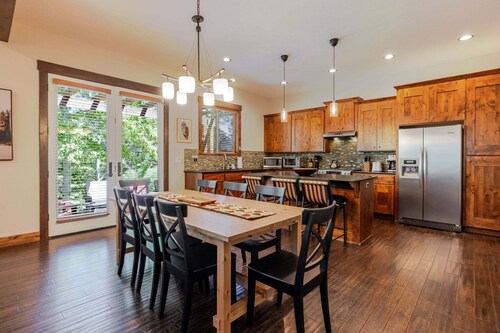 Points West - Close to Bend w/Hot Tub AC, Golf, and Mt Bachelor, 4 Suites