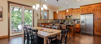 Points West - Close to Bend w/Hot Tub AC, Golf, and Mt Bachelor, 4 Suites