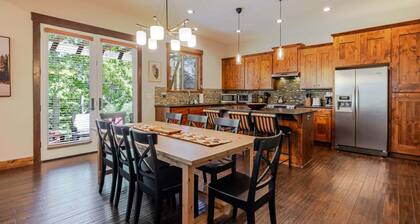 Points West - Close to Bend w/Hot Tub AC, Golf, and Mt Bachelor, 4 Suites