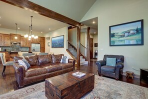 薄型テレビ、暖炉、DVD プレーヤー、書庫