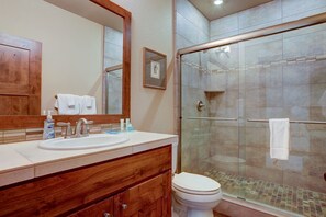 Combined shower/tub, hair dryer, towels