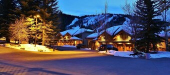 Indulge in Luxury - Perfect for Groups with Private Hot Tub & Posturepedic Beds!