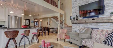 Televisión de pantalla plana, chimenea, videojuegos, mesa de ping pong