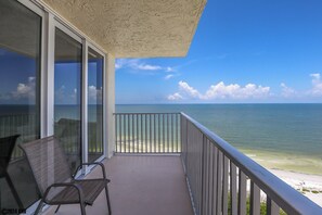 Un balcón con vistas al océano y la playa.