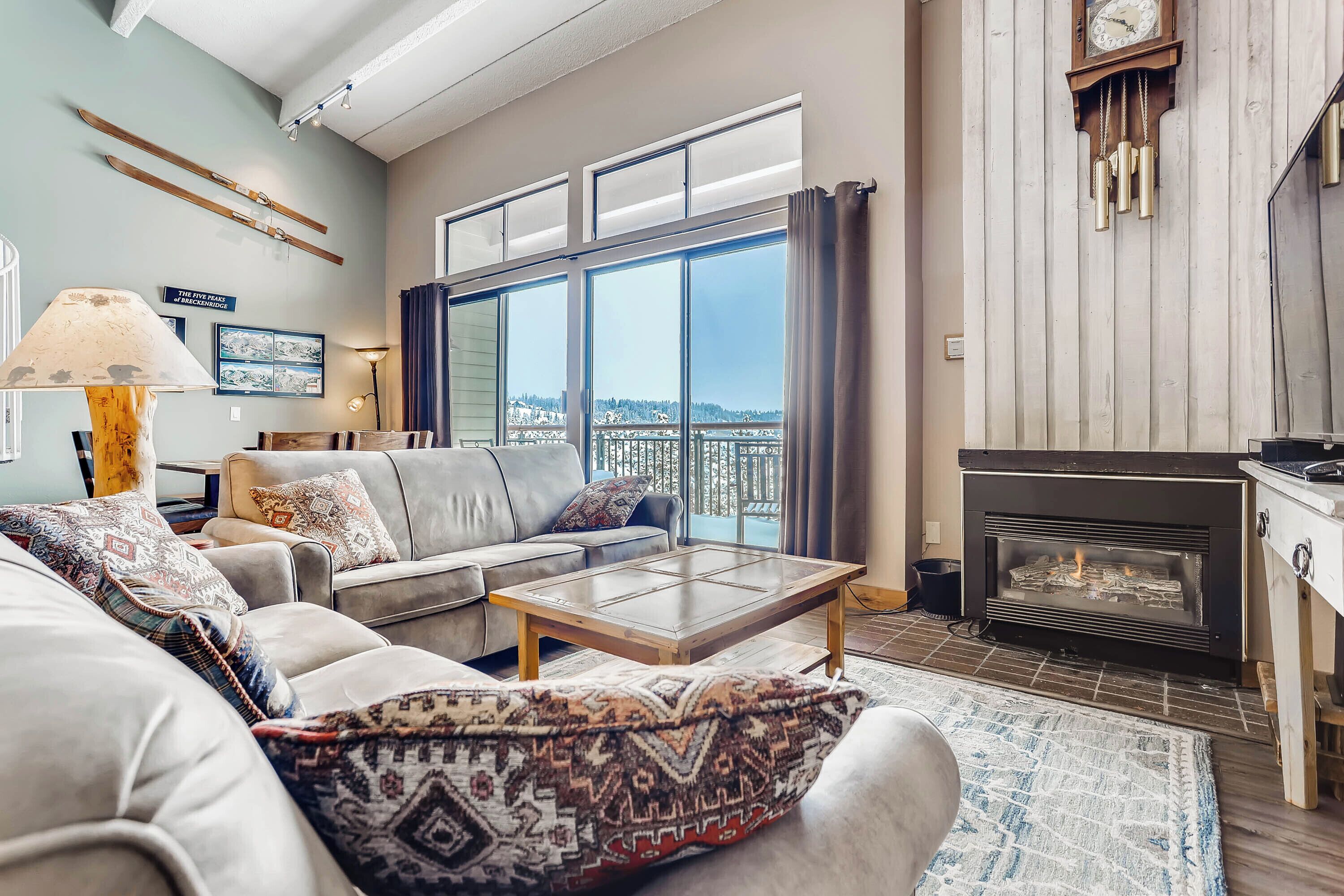 Televisión y chimenea 