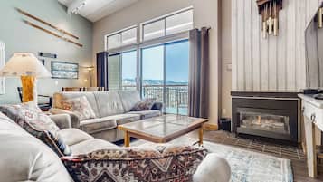 Televisión y chimenea