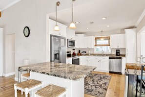 Microwave, oven, dishwasher, coffee/tea maker - Reduced Rate! Seas the Day *Pet-Friendly, Beach Access* (Gulf Shores)