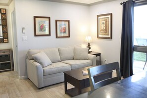 Smart TV, libros y oficina