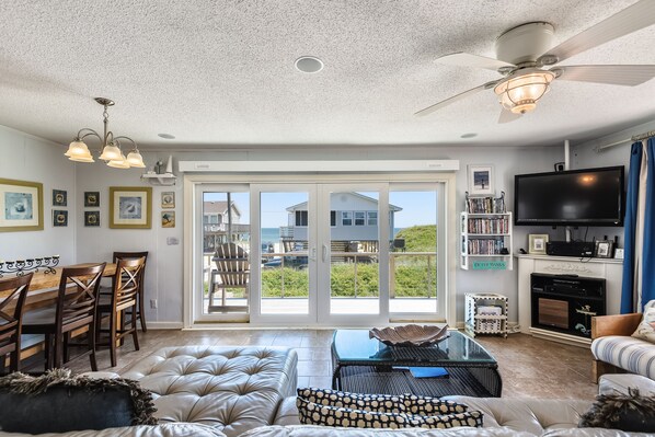 薄型テレビ、DVD プレーヤー、ステレオ