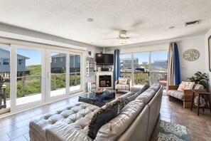 薄型テレビ、DVD プレーヤー、ステレオ