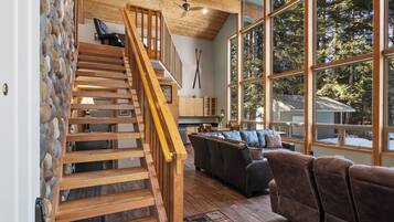 Fernseher, Kamin, Videospiele, DVD-Player