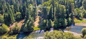 River Rocks Lodge: - River Rocks Cabin on the upper Yakima River!
