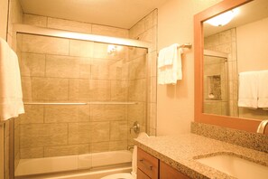 Combined shower/tub, hair dryer, towels
