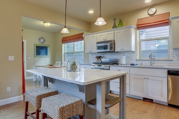 ثلاجة، ميكروويف، فرن، موقد طهي مسطح