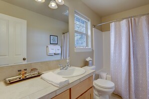 Ensemble douche/baignoire, sĂšche-cheveux, serviettes fournies