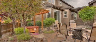 Vantage Point - Hot Tub, Updated, Outdoor Spaces, Steps to Old Mill and River