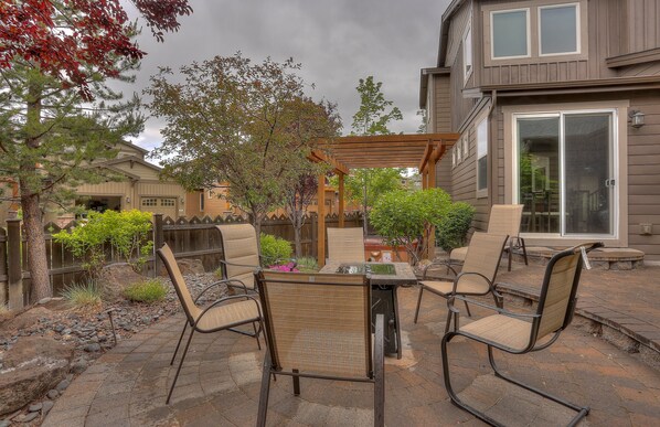An outdoor patio with wicker chairs, a table, and a pergola. - Vantage Point - Hot Tub, Updated, Outdoor Spaces, Steps to Old Mill and River (Bend)