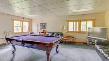 TV, peis, DVD-spiller og bøker