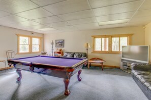 TV, lareira, DVD player, livros