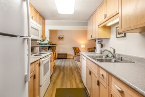 Fridge, microwave, oven, stovetop - Shuttle to lifts from condo w/ panoramic views (Breckenridge)